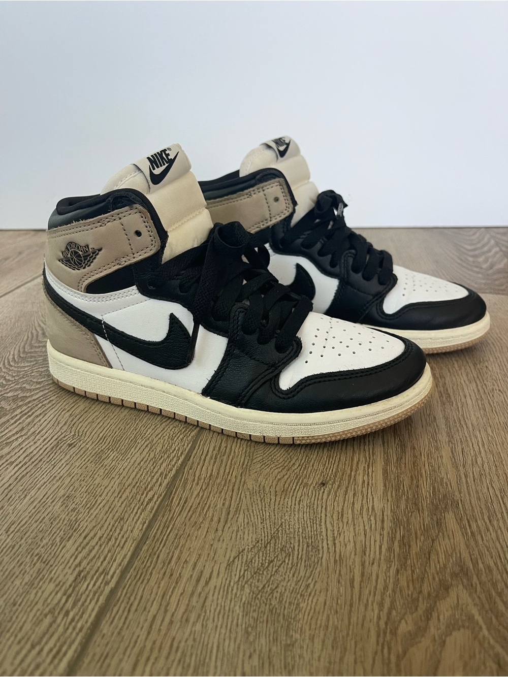 Nike Air Jordan 1 Mid - Black White Tan